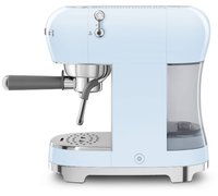 Кофеварка рожковая Smeg ECF02PBEU голубой