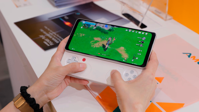 PC World показал на видео игровой смартфон-слайдер AYANEO Pocket Play