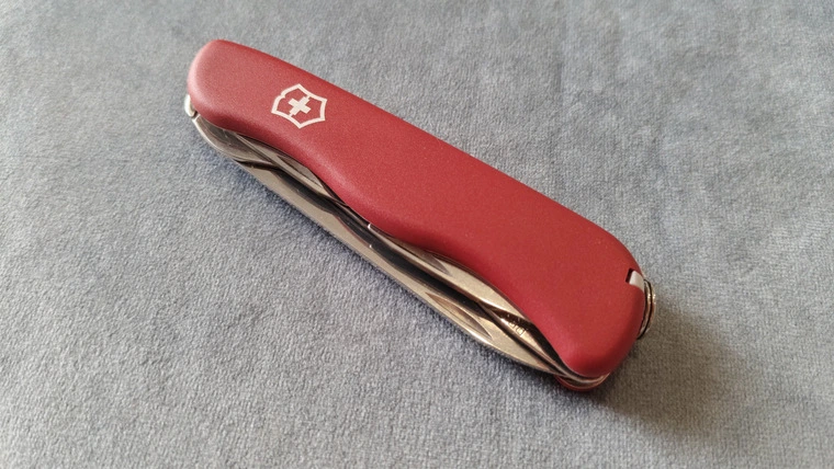 Обзор швейцарского ножа Victorinox Picknicker (0.8353) — младший брат