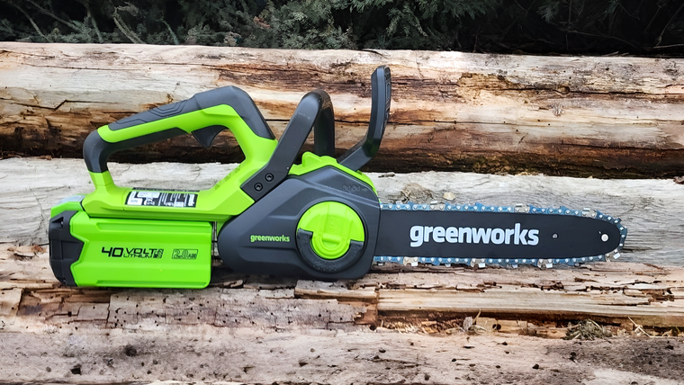 Обзор аккумуляторной цепной пилы GreenWorks G40CS30II — шина на 30 см (12") и регулировка без ключа