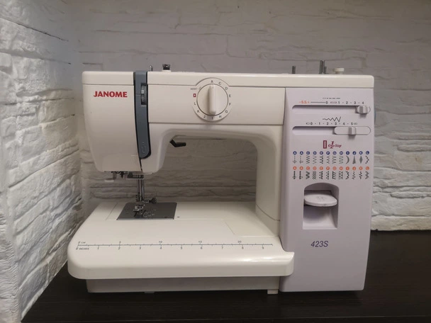 Обзор Janome 423S — надежная и универсальная швейная машина