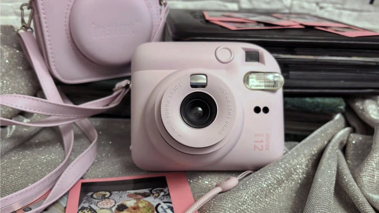 Обзор моментальной фотокамеры Fujifilm Instax Mini 12 – философия мгновения