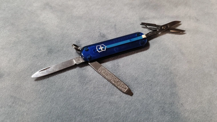 Обзор швейцарского ножа Victorinox Classic SD Colors Deep Ocean — классика в ярком цвете