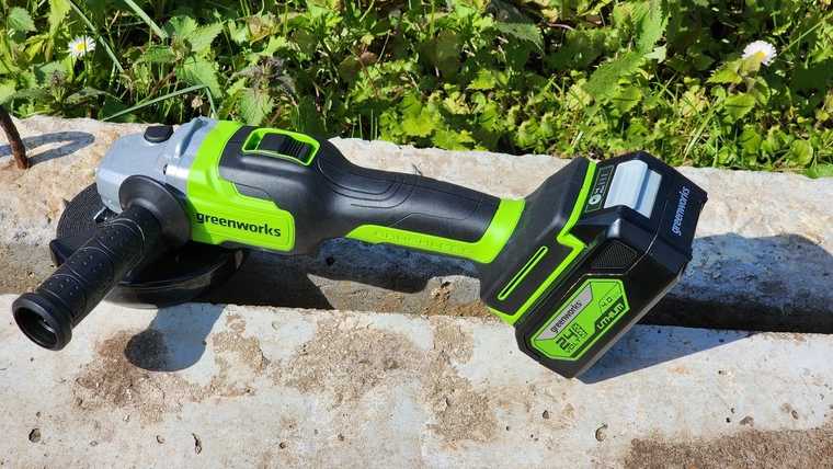 Обзор углошлифовальной машины Greenworks GD24AG на 24V