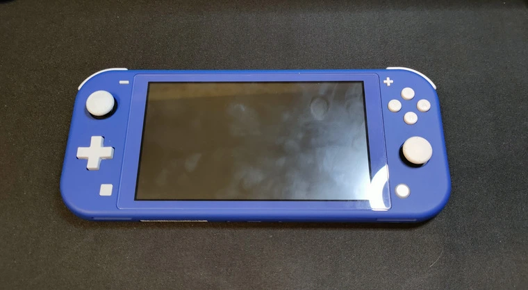 Обзор на портативную игровую консоль Nintendo Switch Lite синего цвета