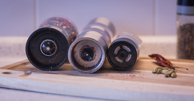 Plastové mlýnské kameny s různými mechanismy pro nastavení stupně mletí. Úroveň mletí pravého mlýnku není nastavitelná