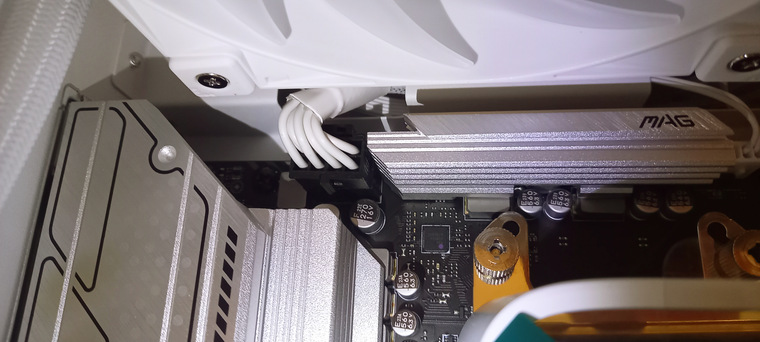 Питание процессора 4+4pin в разъеме