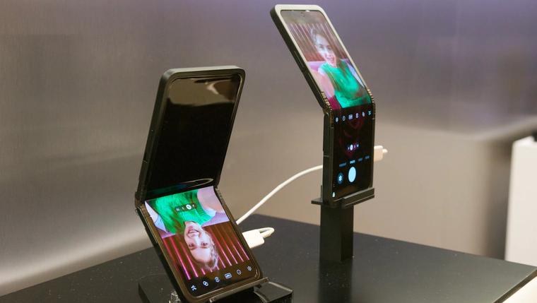 ⚡Samsung привезла на CES 2024 концепты складных смартфонов In&Out Flip ...