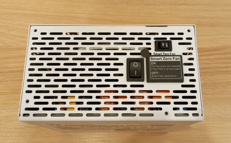 Разъемом 220В, кнопка включения и переключатель ON/OFF функции Smart Zero Fan