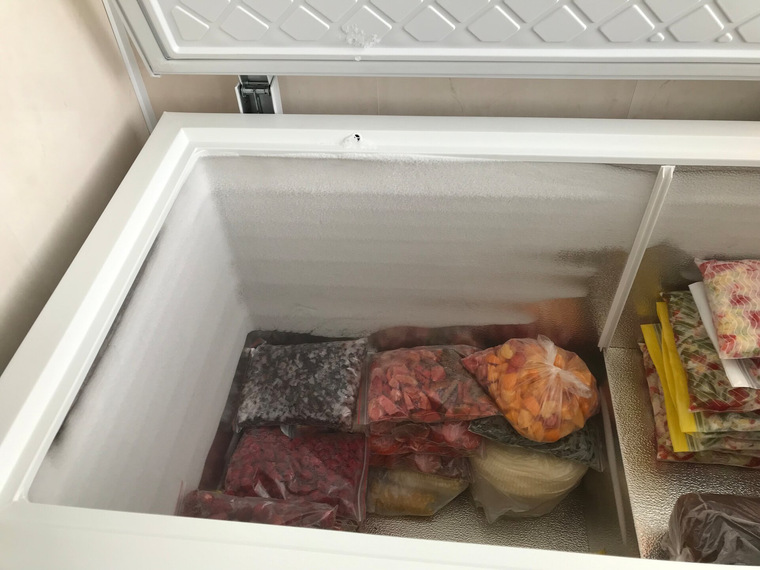 Na stěnách truhly se s ručním odmrazováním začne postupně hromadit sněhová čepice.