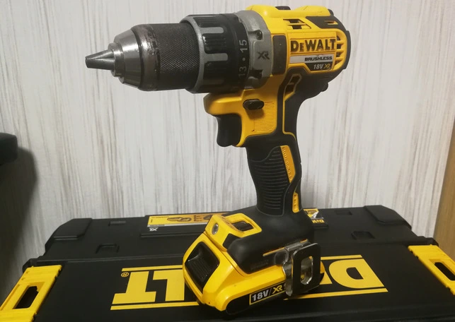 Обзор на профессиональный Дрель-шуруповерт DeWalt DCD791D2