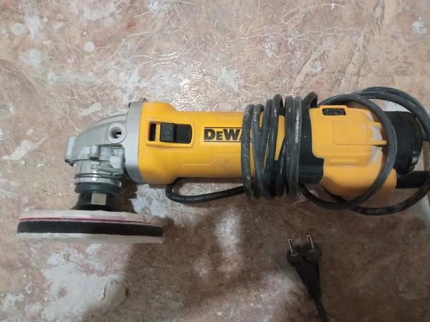 Углошлифовальная машина DeWalt DWE4257. Обзор