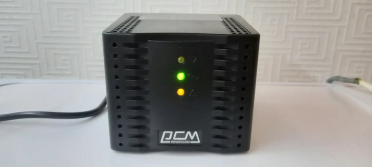 Обзор стабилизатора напряжения Powercom TCA-1200 BL