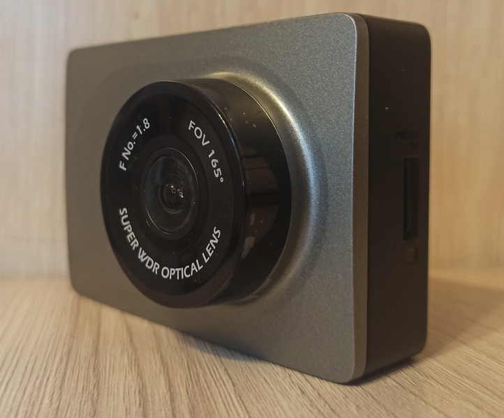 Обзор на видеорегистратор YI Dash Camera