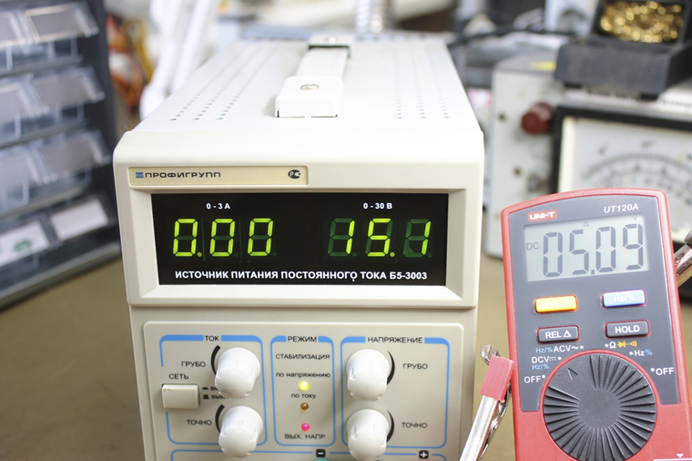 Мультиметр отображает напряжение с функцией Relative относительно начальных 10 V