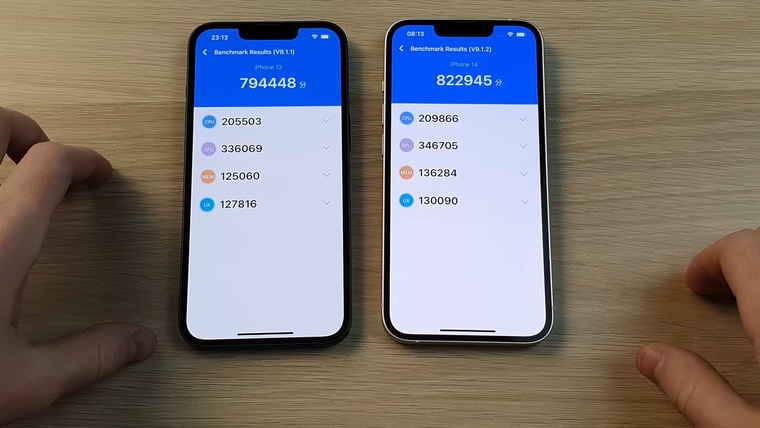 Слева iPhone 13 / Справа iPhone 14